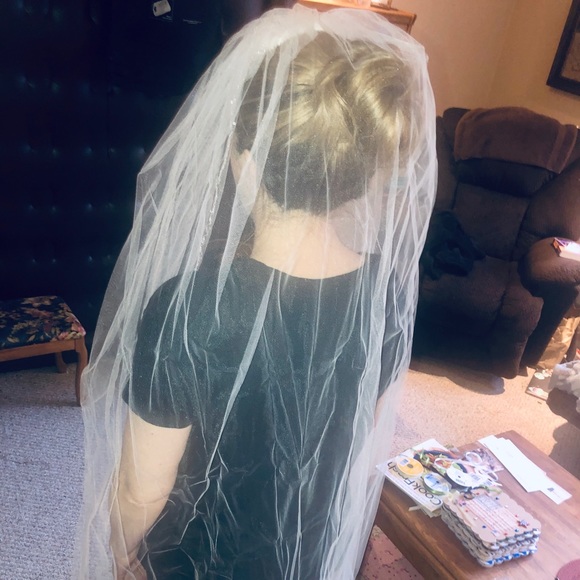 Brand new light ivory custom made 4’ bridal veil